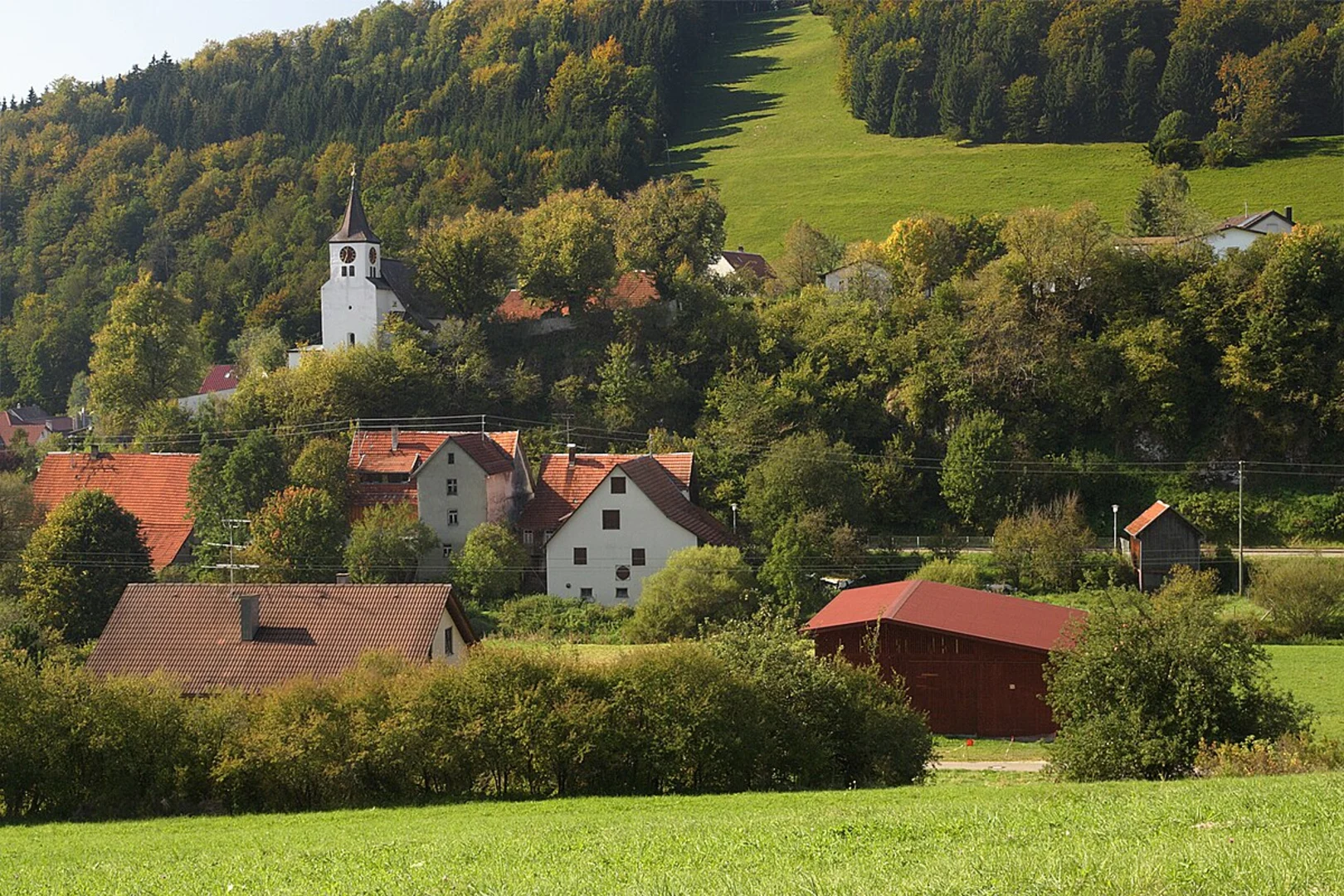 An image depicting the trail Moosach and AMper via MVV Wanderweg and its surrounding area.