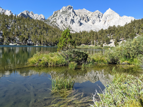 An image depicting the trail Kearsarge Pass to Kearsarge Lakes Trail and its surrounding area.