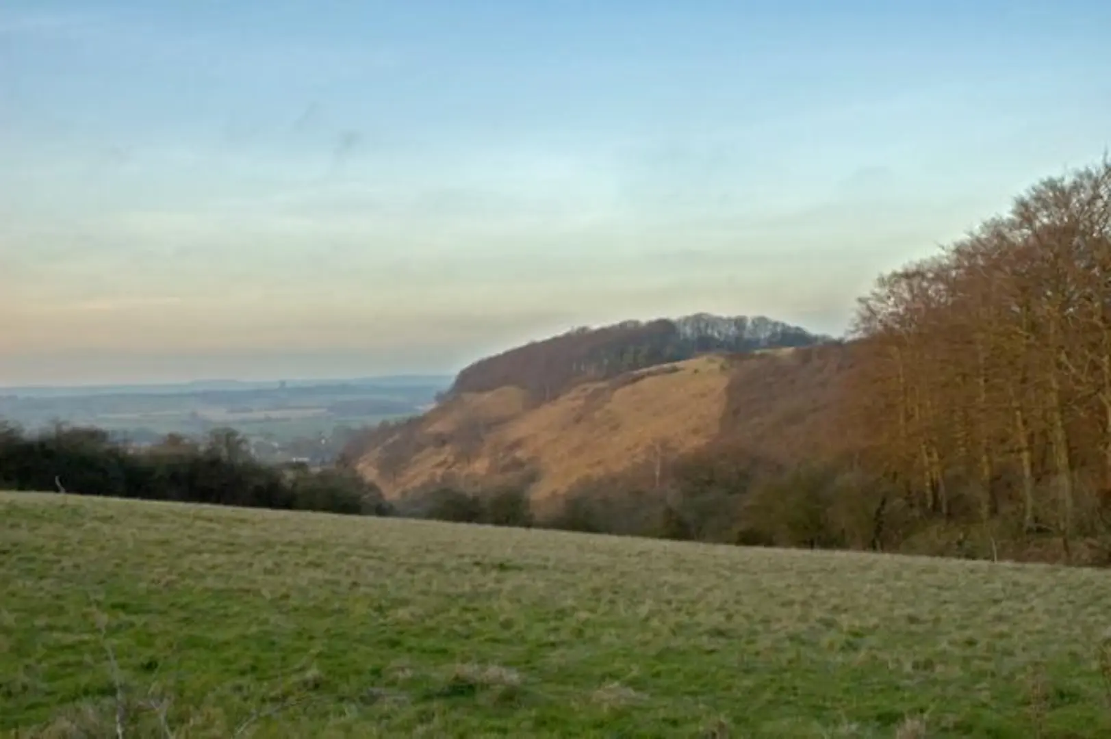 An image depicting the trail Sharpenhoe Clappers Loop and its surrounding area.