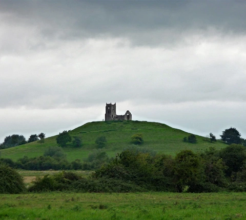 An image depicting the trail Burrow Mump and King Alfred's Monument and its surrounding area.