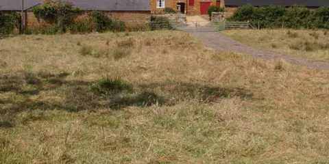 An image depicting the trail Holdenby from East Haddon and its surrounding area.