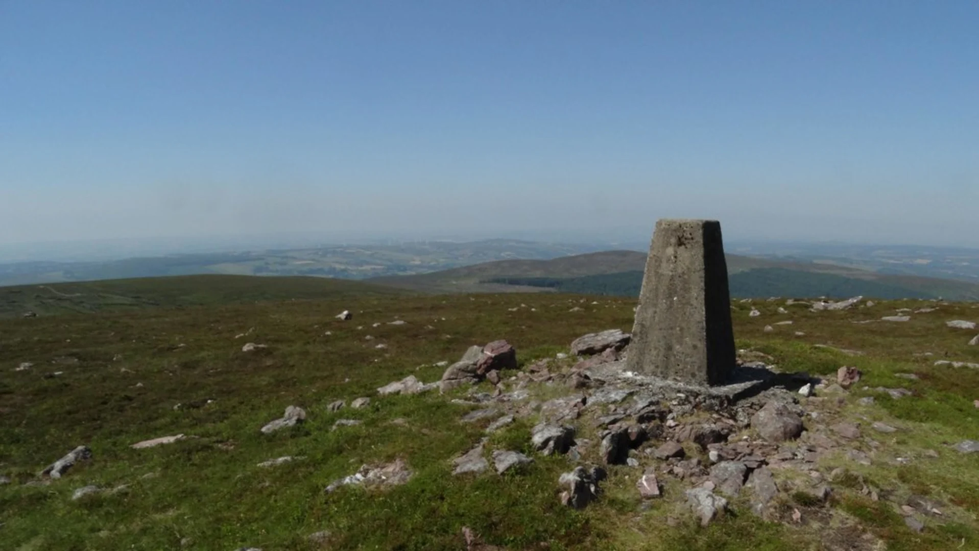 An image depicting the trail Knockshanahullion via Knocknalougha Mountain Loop and its surrounding area.