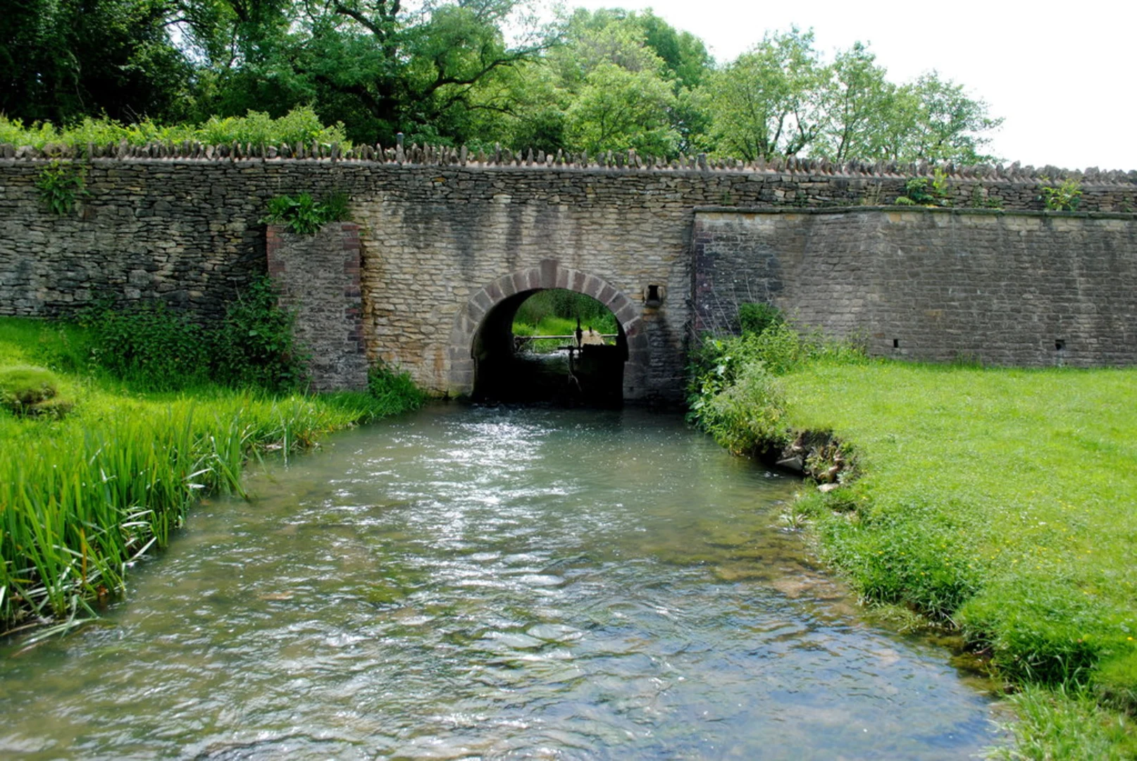 An image depicting the trail Parkfield to Foscote Walk and its surrounding area.