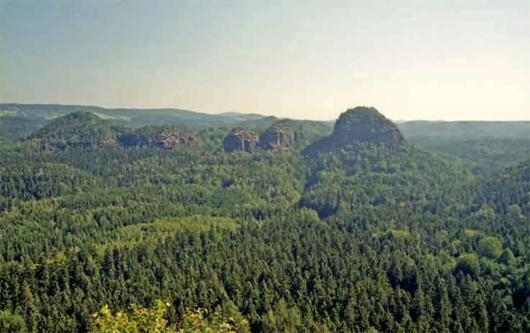 An image depicting the trail Großer Teichstein and Neunstelliger Huebel via Hohlfelds Graben and its surrounding area.