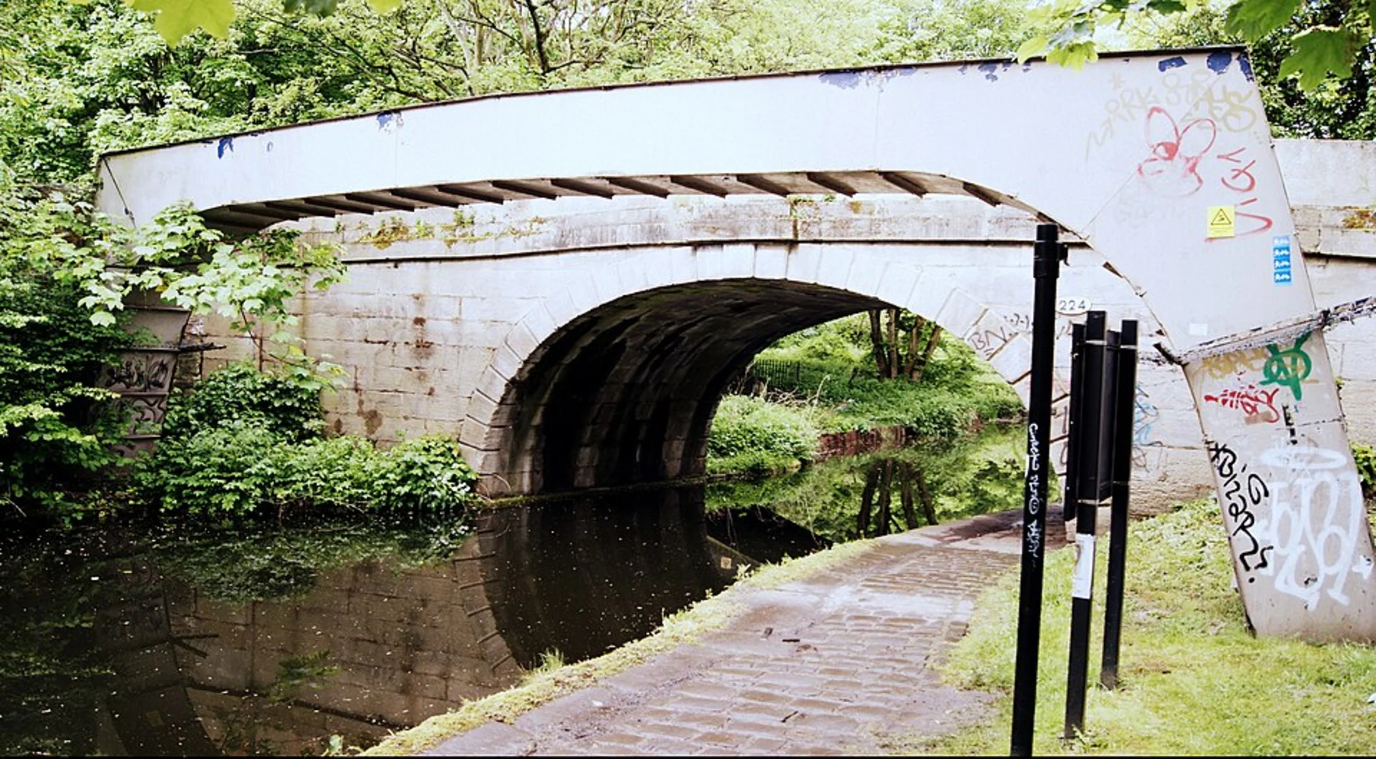 An image depicting the trail Leeds and Liverpool Canal Walk - Leeds and its surrounding area.