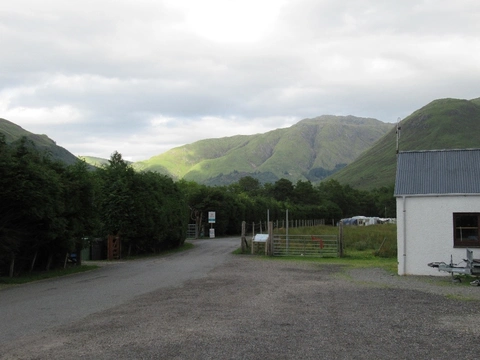 An image depicting the trail Beinn Fhada via Sgurr A' Choire Ghairbh and its surrounding area.