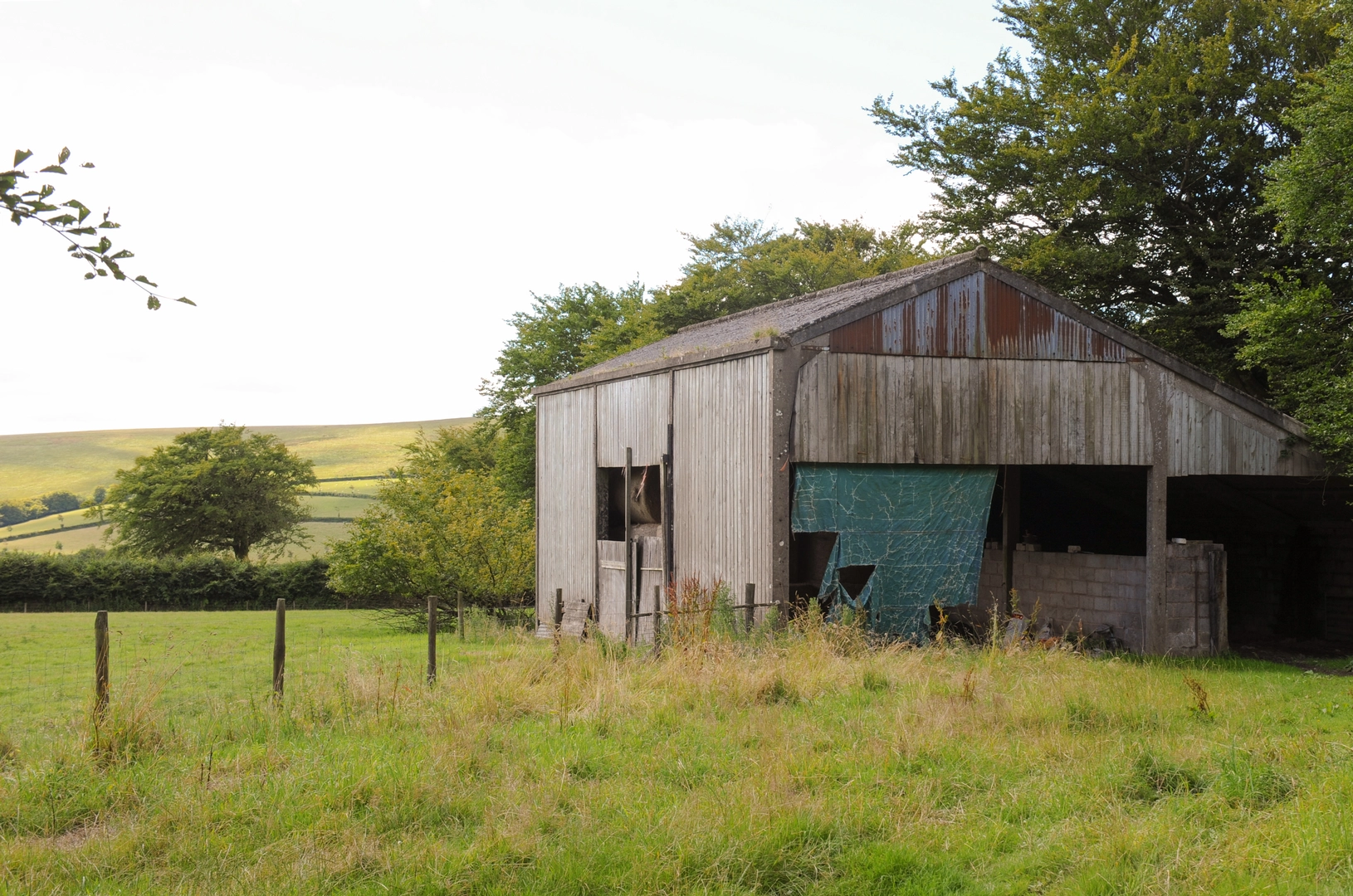 An image depicting the trail Two Moors Way and its surrounding area.