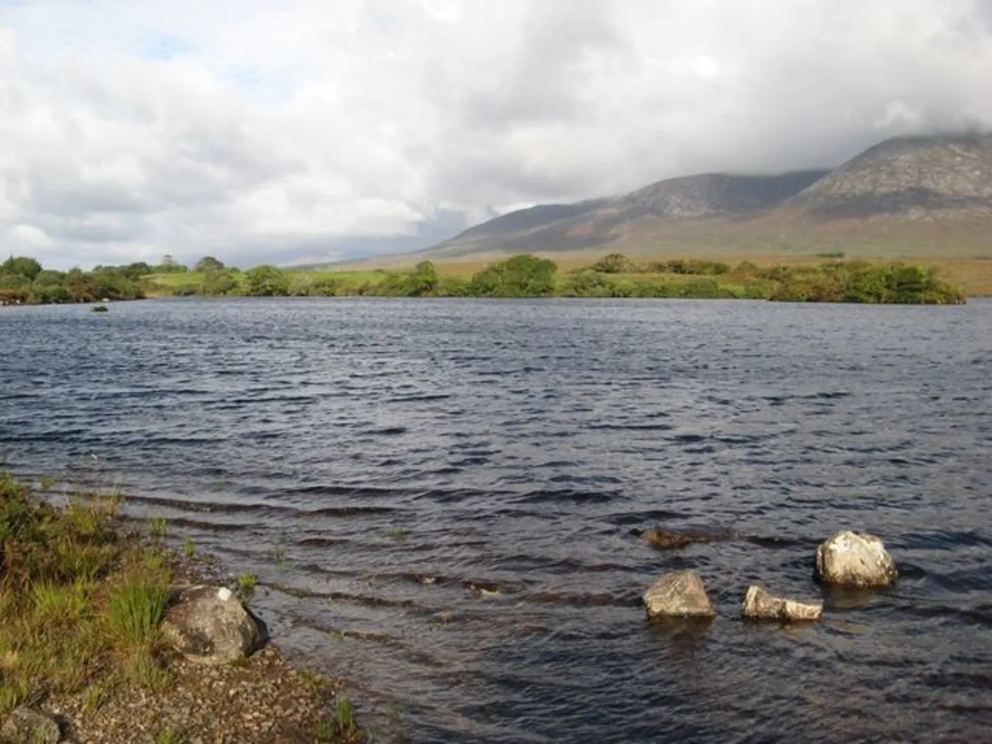 An image depicting the trail Seanadh Bhéara Hill Loop from Lough Shindilla and its surrounding area.