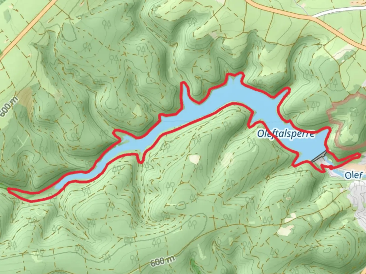 An image depicting the trail Oleftalsperre Loop via Eifelschleife Um die Oleftalsperre and its surrounding area.