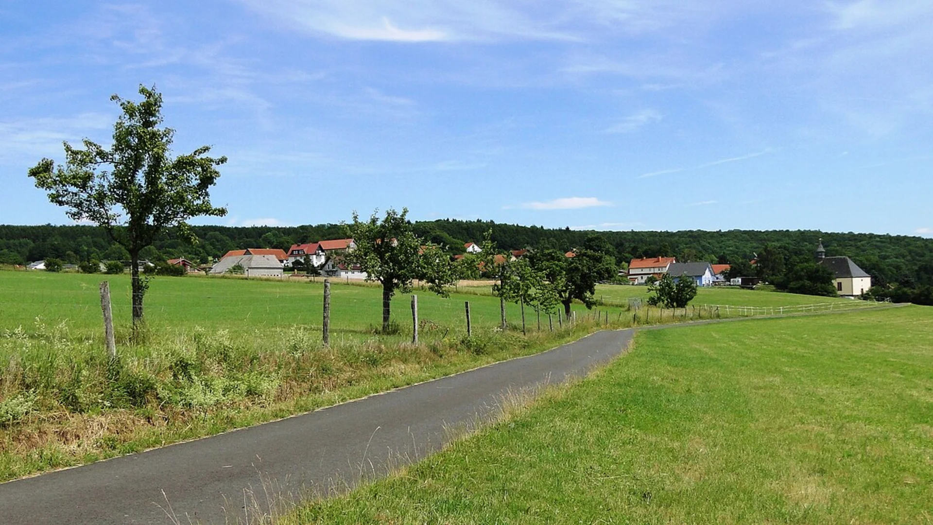 An image depicting the trail Bad Soden - Salmuenster Wanderweg and its surrounding area.