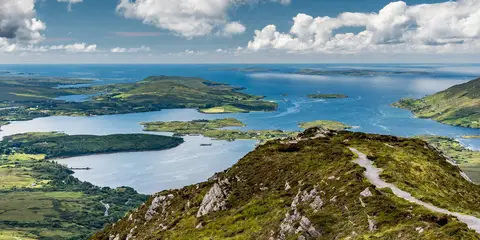 An image depicting the trail Siuloidi na Ceathrun Rua - Trail 2 Tra an Doilin and its surrounding area.