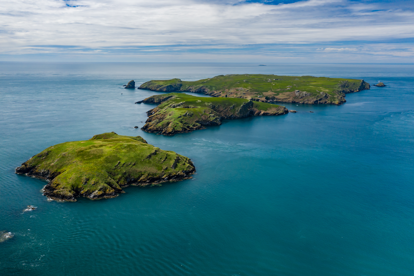 An image depicting the trail Skomer Island and its surrounding area.
