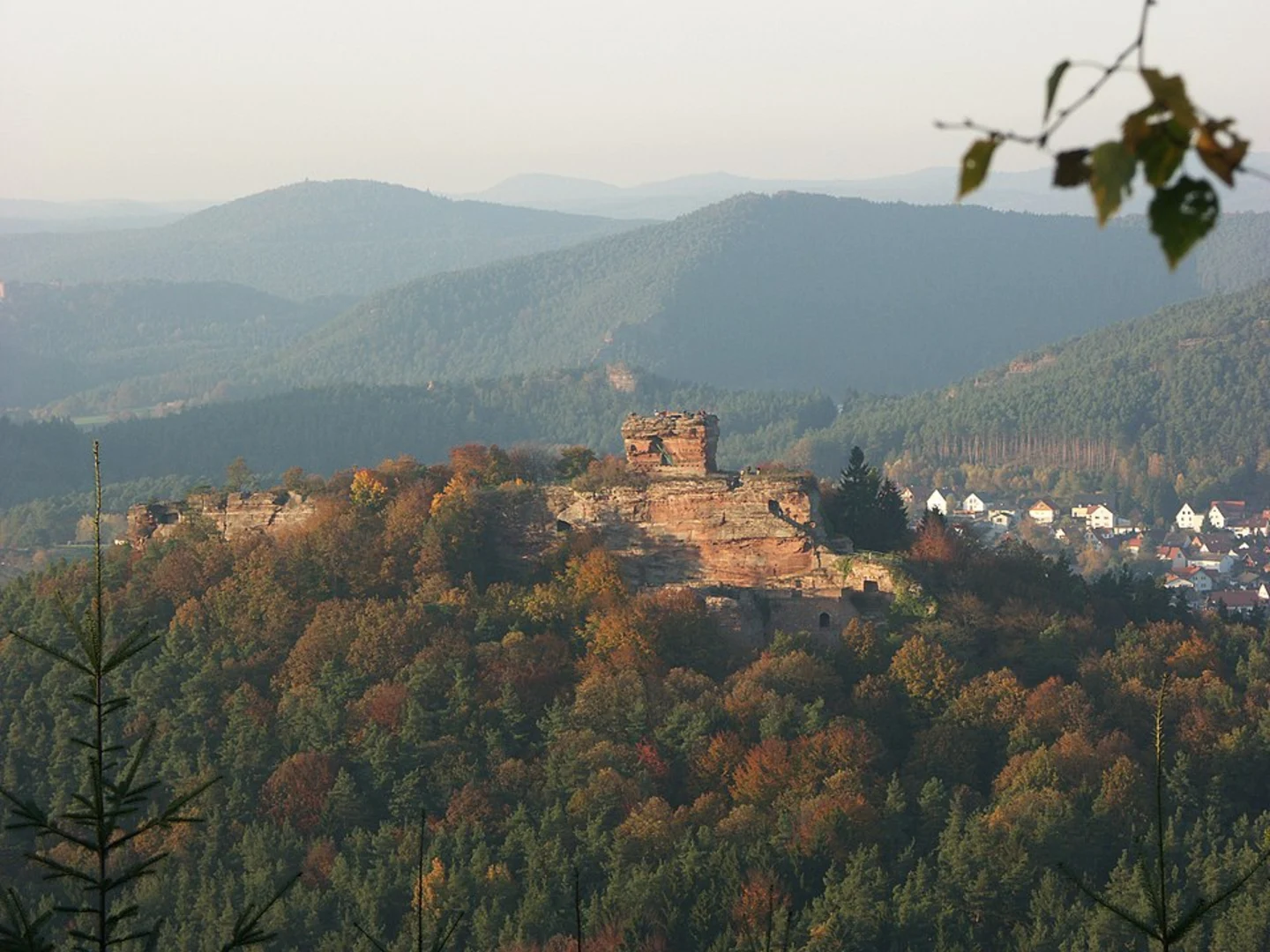An image depicting the trail Burgruine Drachenfels, Eichelberg and Auf der Hart via Puhlestein Tour and its surrounding area.