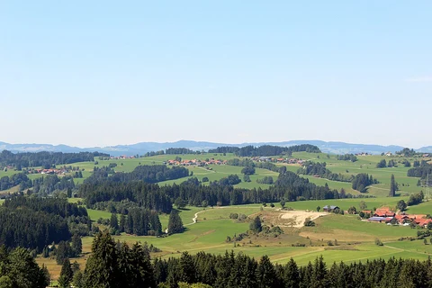 An image depicting the trail Vogtland Panorama Weg and its surrounding area.