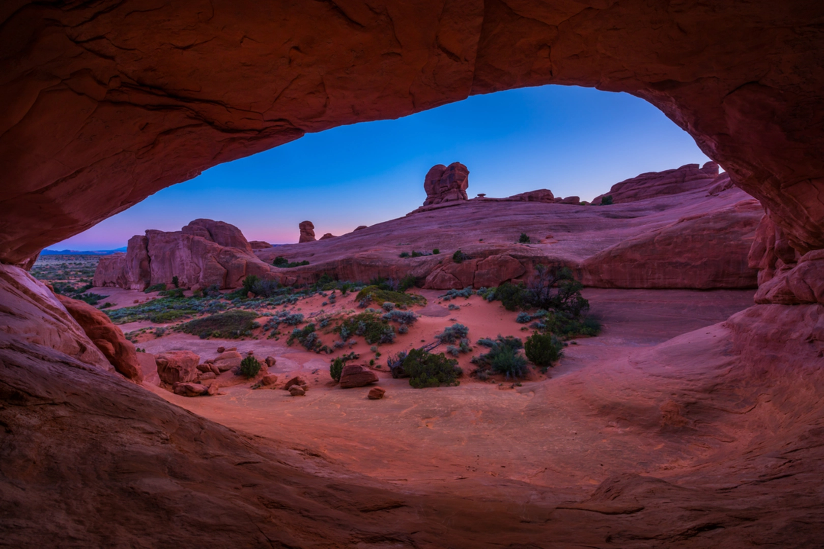 An image depicting the trail Eye of the Whale Arch Trail and its surrounding area.