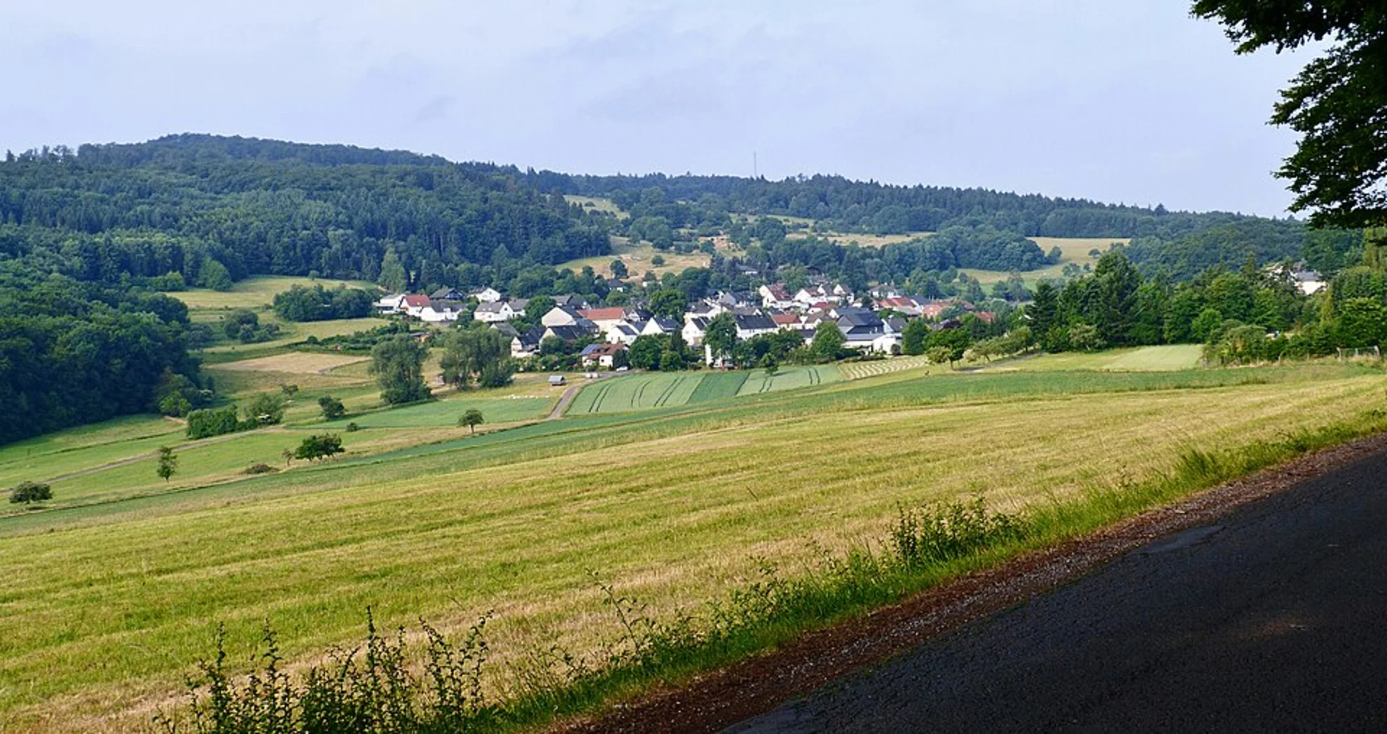An image depicting the trail Sklavensee and Hirschberg via Schloss Pfad and its surrounding area.