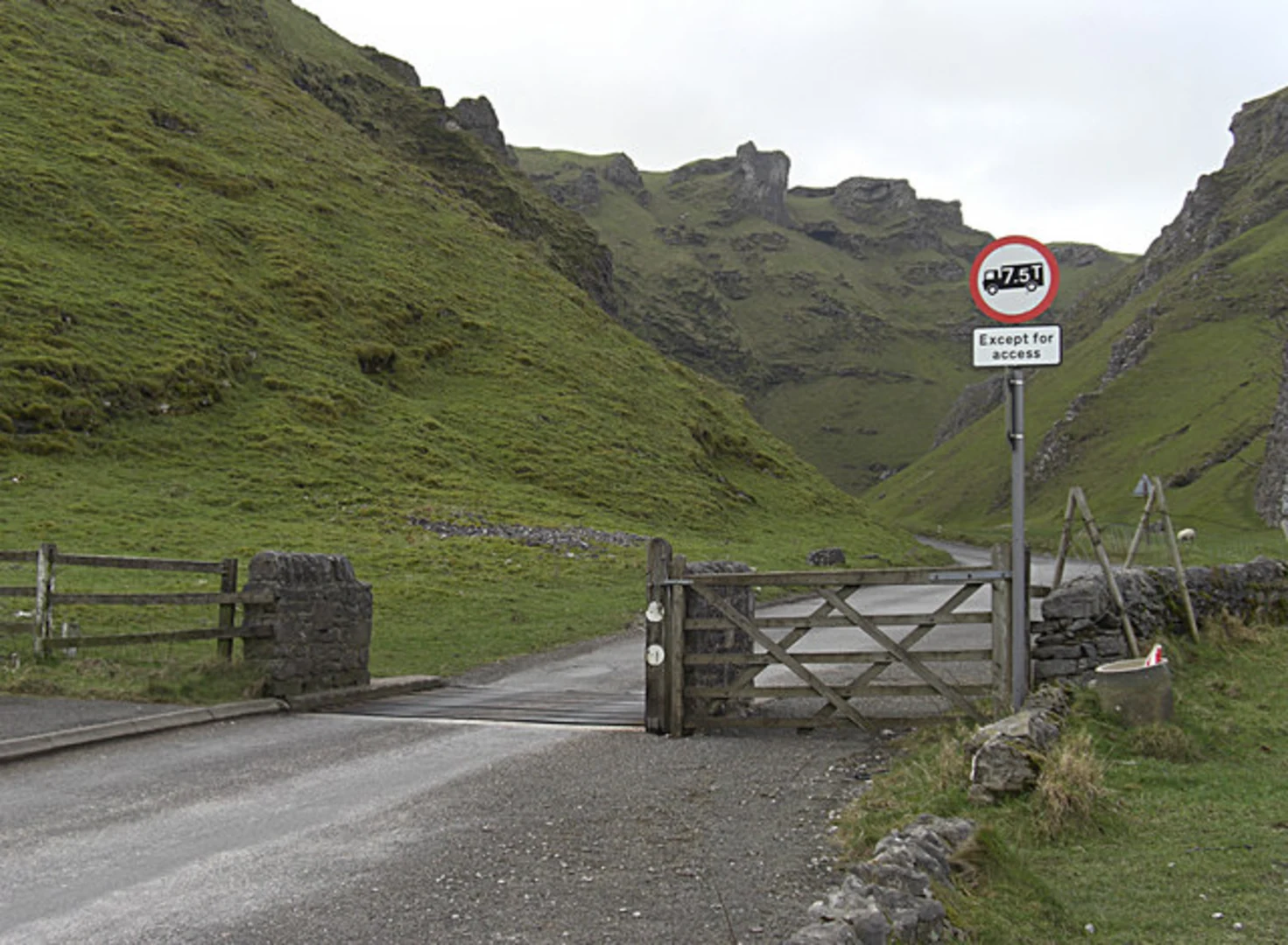 An image depicting the trail Winnats Pass View Point, Blue John Cavern and Treak Cliff Cavern Loop and its surrounding area.