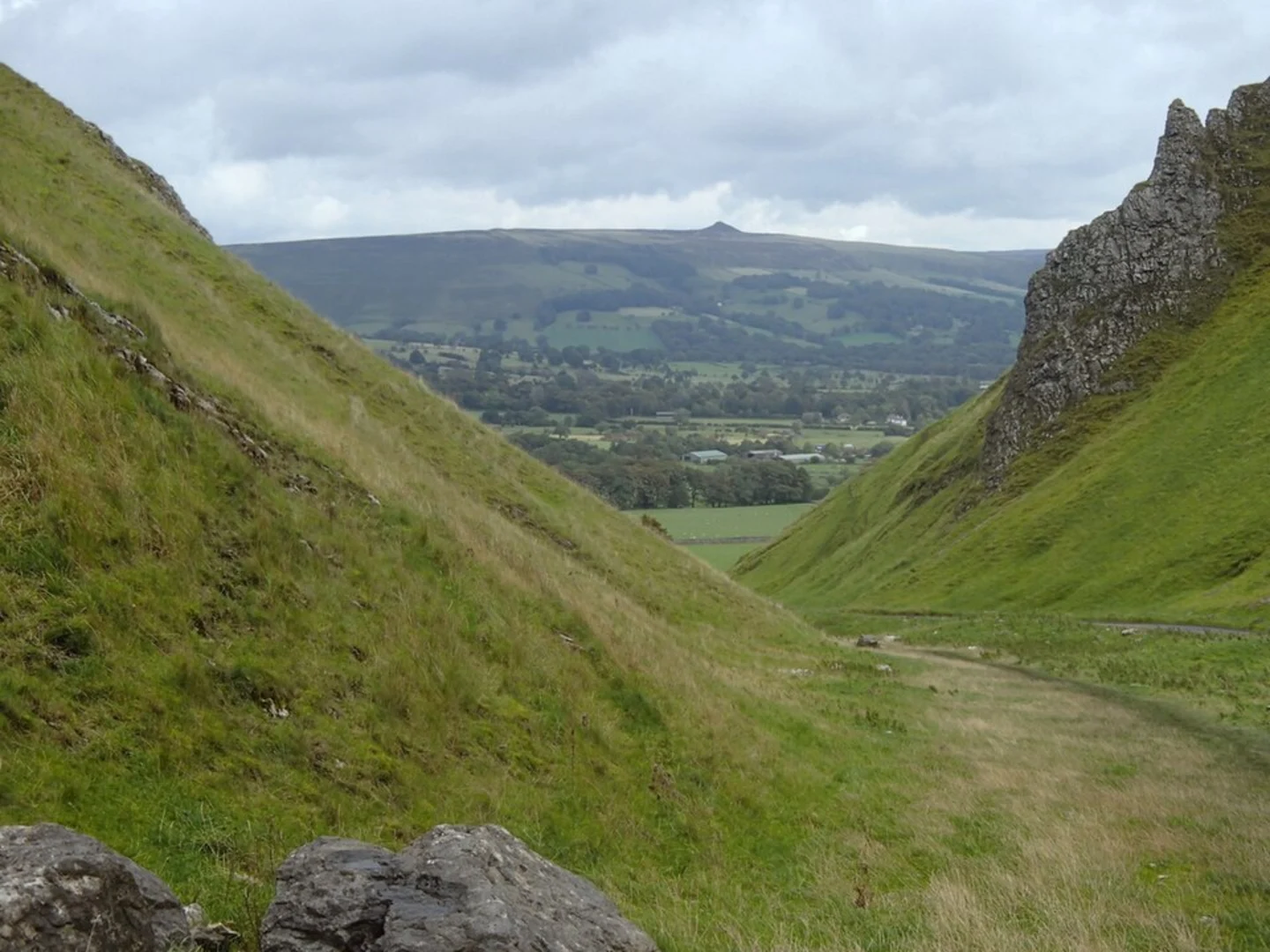 An image depicting the trail Tom Hyett, Mam Tor Hillfort and Speedwell Cavern Walk and its surrounding area.