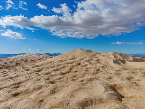 An image depicting the trail Kelso Dunes Trail and its surrounding area.