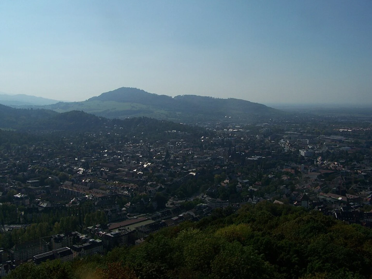 An image depicting the trail Bleichendobelkopf, Rehhagkopf and Kybfelsen Peak Loop via Freiburg Wiehre Station and its surrounding area.