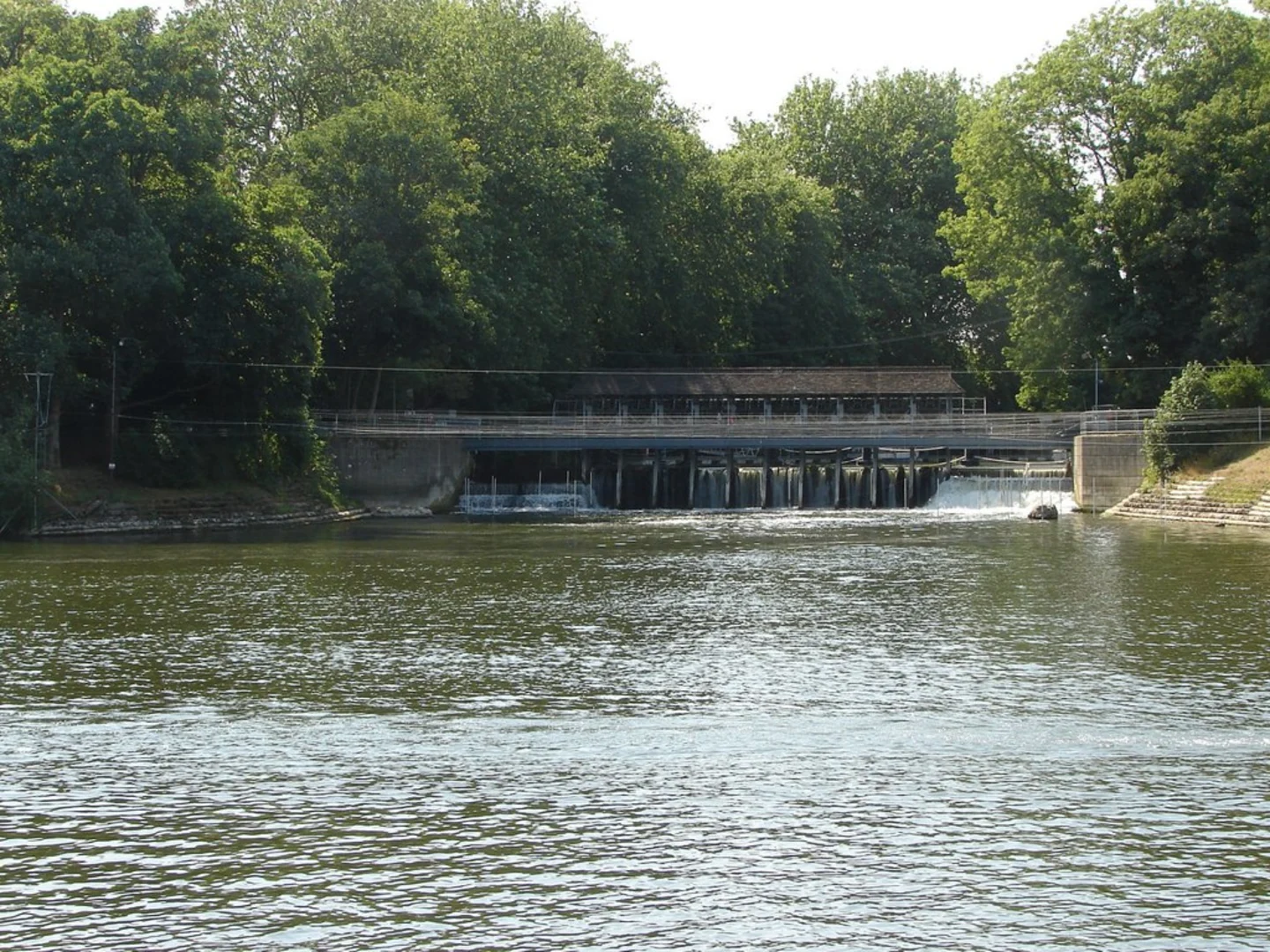 An image depicting the trail Weybridge Loop via Desborough Cut and its surrounding area.