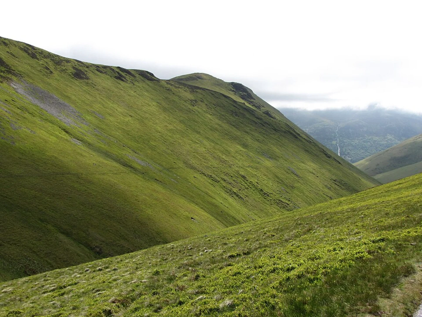 An image depicting the trail Knott Rigg Walk via Newlands Pass and its surrounding area.