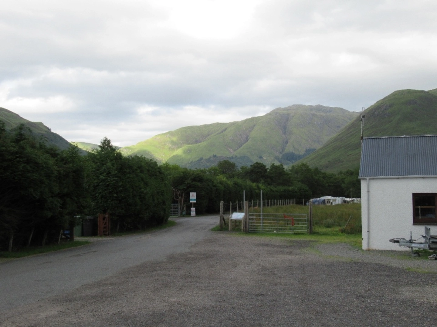 An image depicting the trail Beinn Fhada via Sgurr A' Choire Ghairbh and its surrounding area.