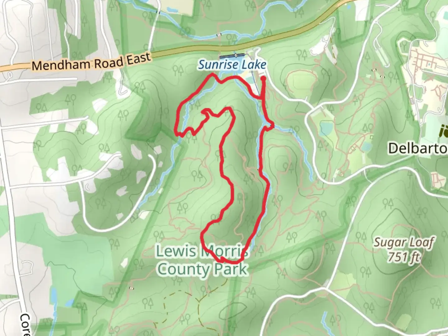 An image depicting the trail Sunrise Lake - Patriots' Path and its surrounding area.
