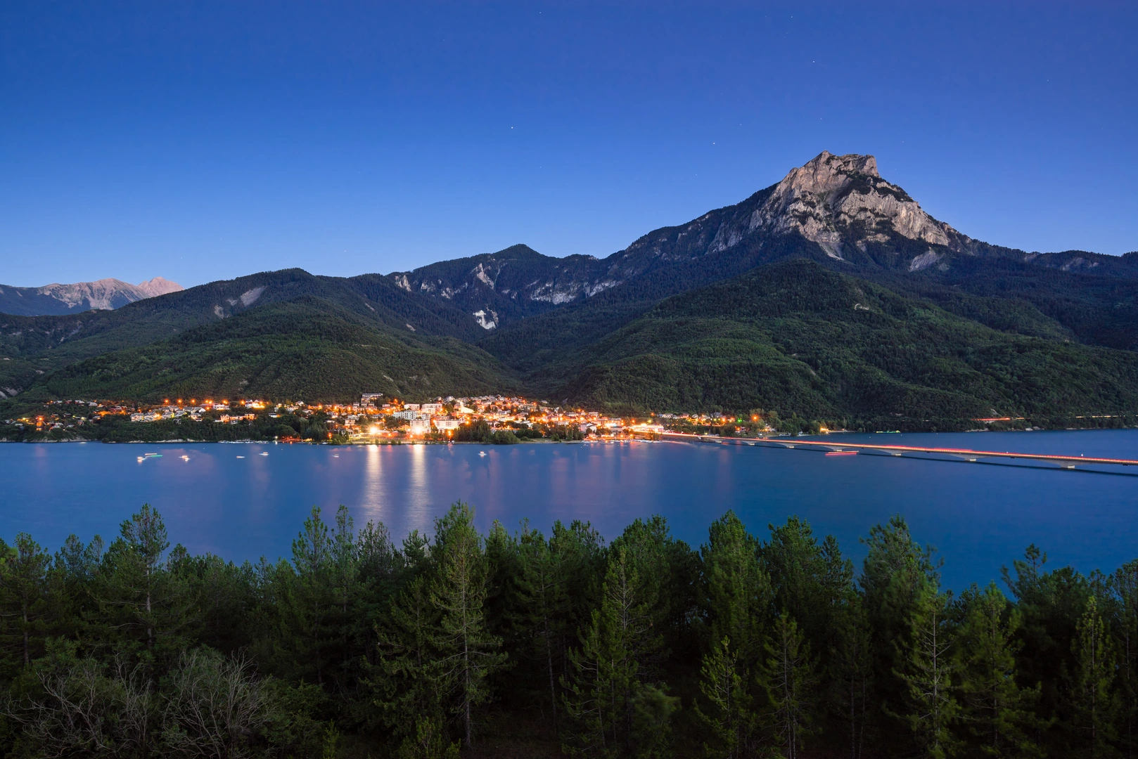 An image depicting the trail Lac de Serre-Ponçon and its surrounding area.