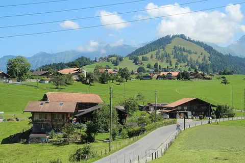 An image depicting the trail Loop around Lake Thun and its surrounding area.