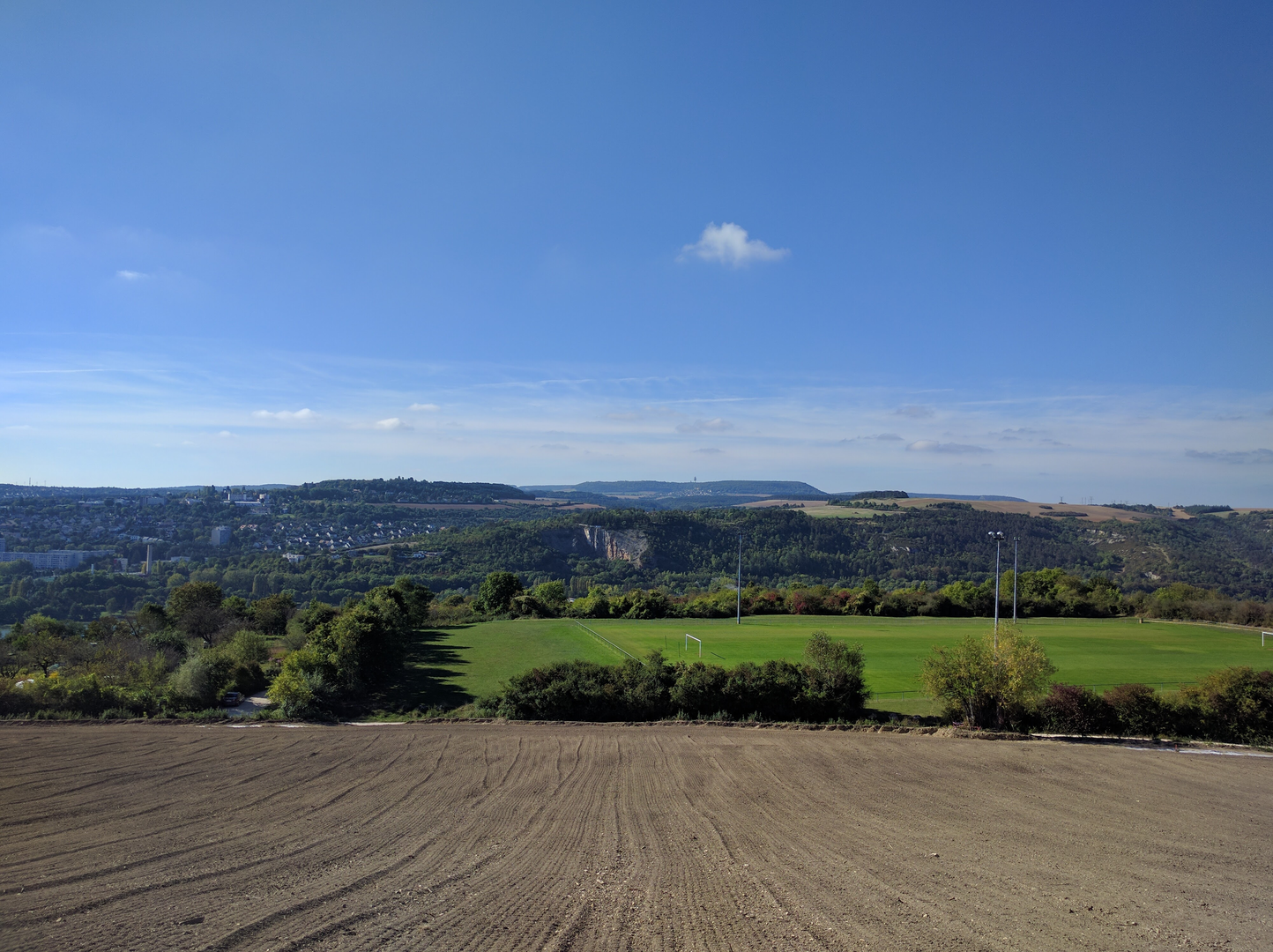 An image depicting the trail GR 2 - Sentier de la Seine and its surrounding area.