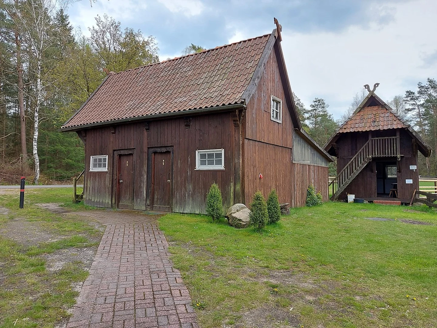 An image depicting the trail Weesen to Hof Severloh Walk via Angelbecksteich and its surrounding area.