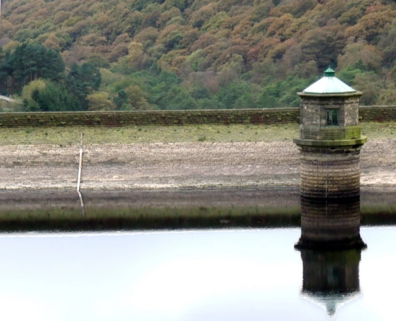 An image depicting the trail Kinder Reservoir and Kinder Low Loop - Kinder Scout National Nature Reserve and its surrounding area.