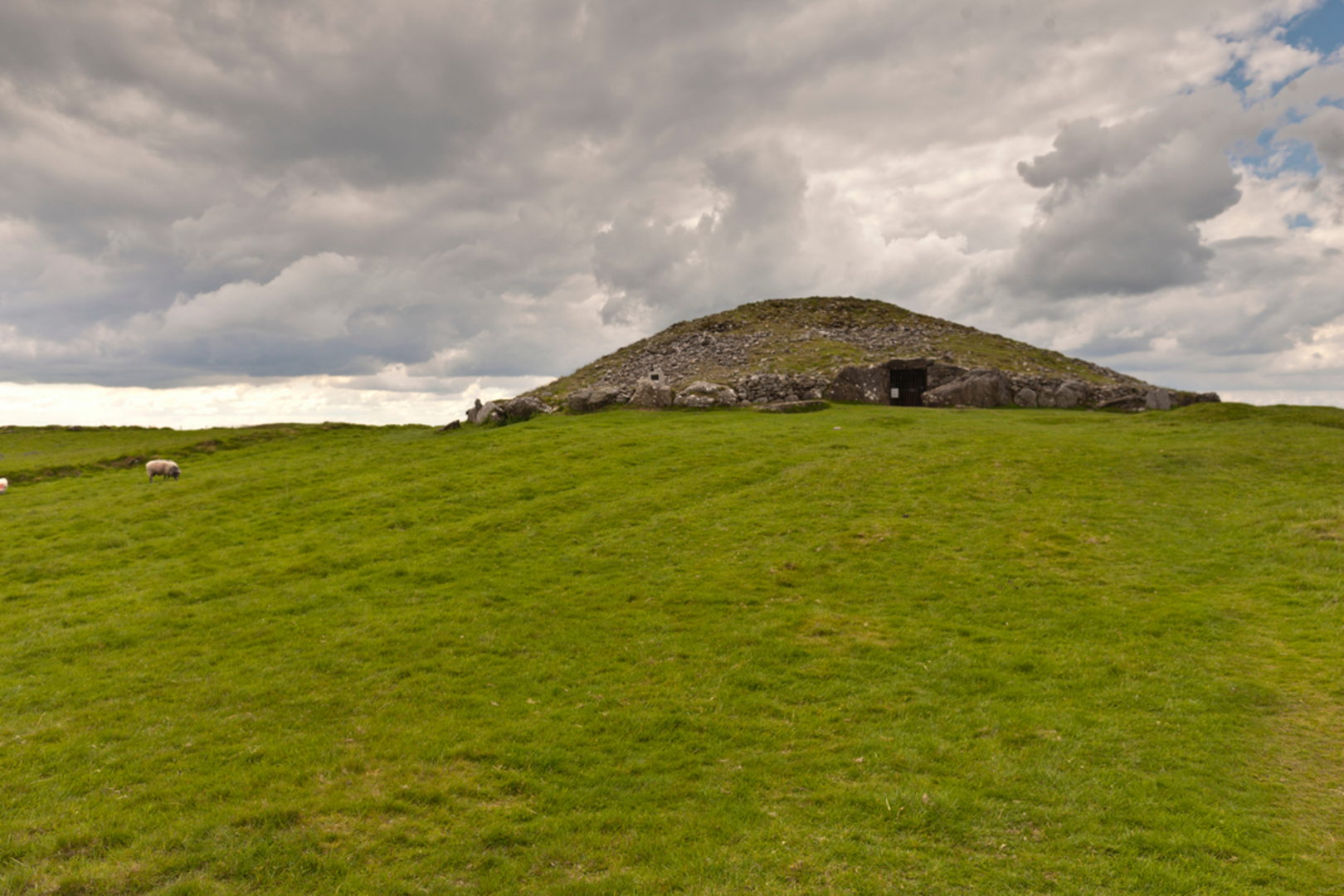 An image depicting the trail Loughcrew Carins Trail and its surrounding area.