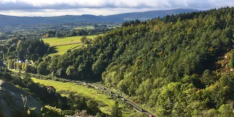 An image depicting the trail Barnaslingan - Scalp Lookout Trail - Red and its surrounding area.