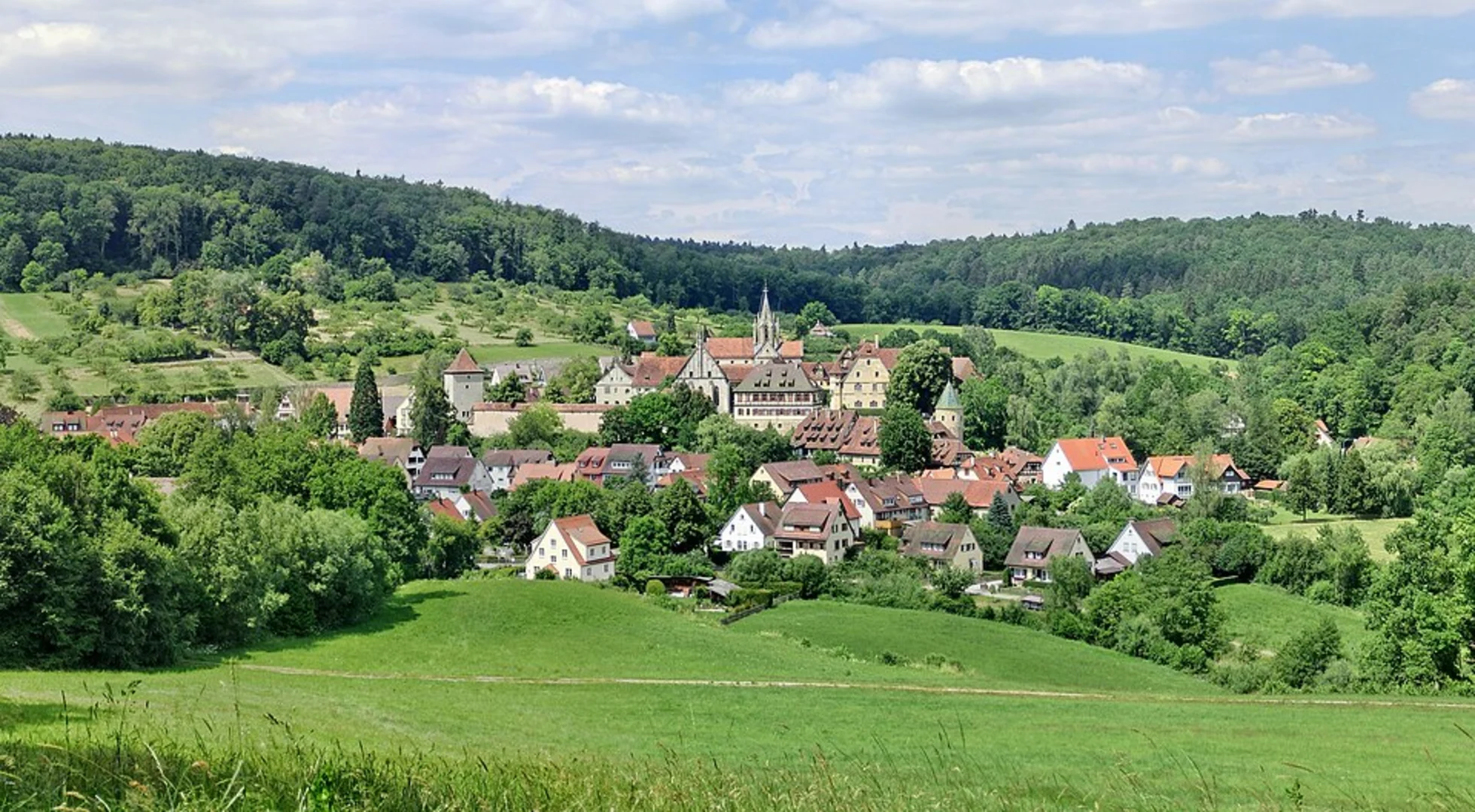 An image depicting the trail Kloster Bebenhausen, Fohlenweide and Schlagbaumlinde Loop - Bebenhausen and its surrounding area.