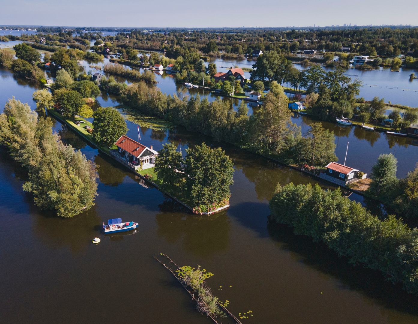 An image depicting the trail Breukelen to Mauritshoeve via Vijfde Plas and Tienhovensche Plassen and its surrounding area.