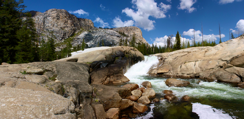An image depicting the trail Glen Aulin Trail and its surrounding area.