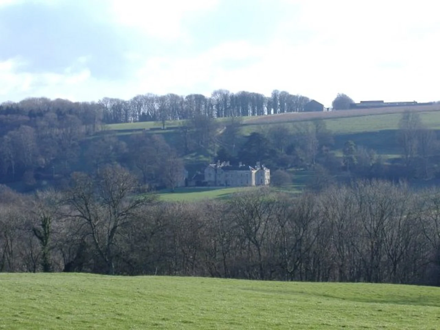 An image depicting the trail Tresham to Boxwell Walk and its surrounding area.