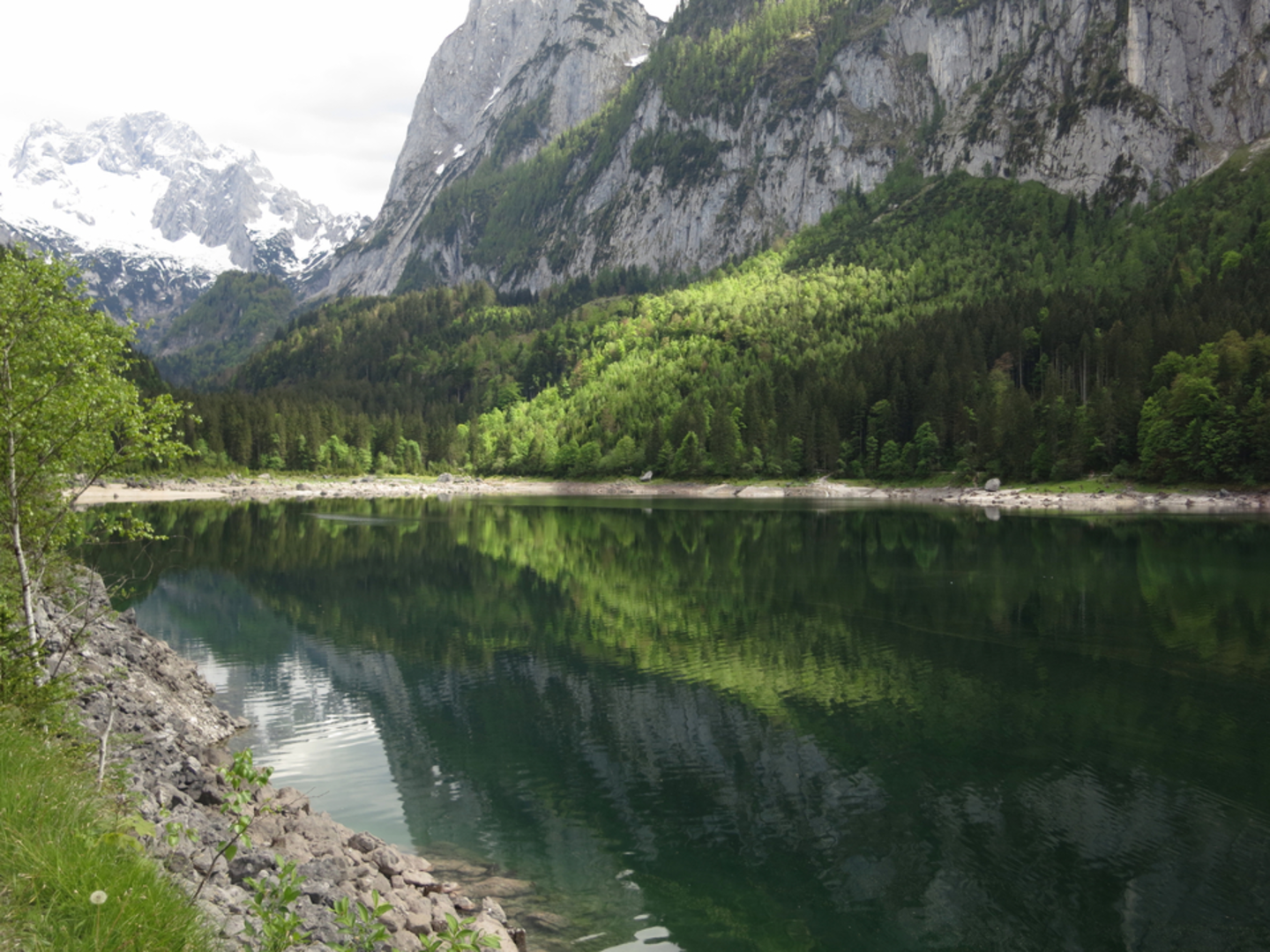 An image depicting the trail Hut Adamek Trail via Lake Gosausee and its surrounding area.