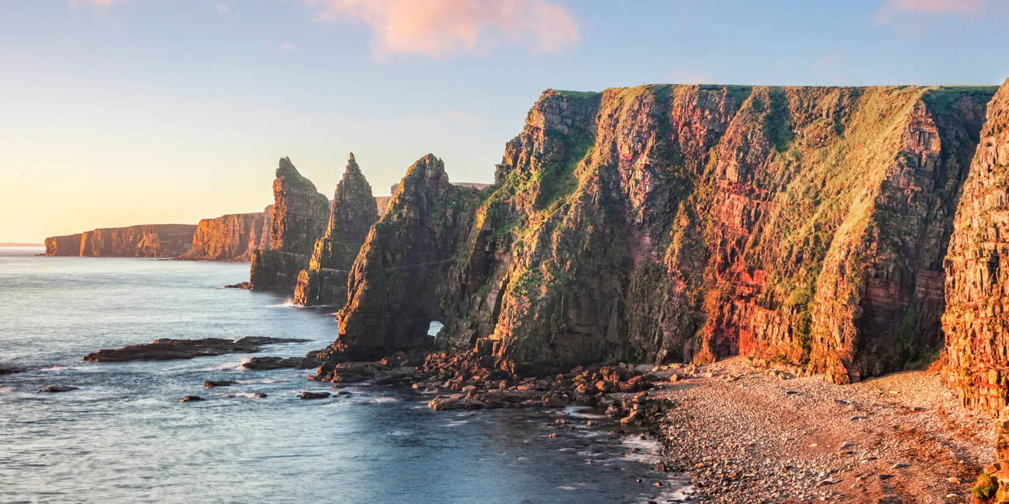 An image depicting the trail Stacks Walk from Duncansby Head Lighthouse and its surrounding area.