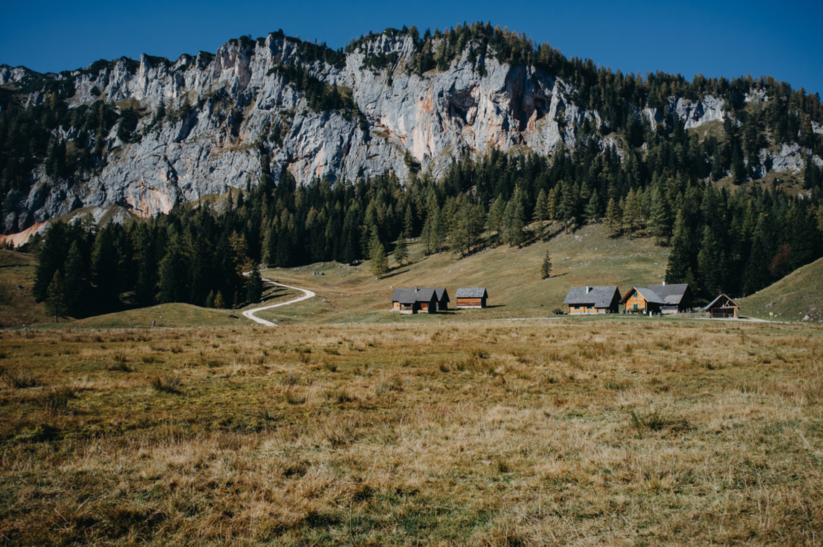 An image depicting the trail Wurzeralm Standseibahn Gammeringsattel to Wurzeralm funicular base station and its surrounding area.