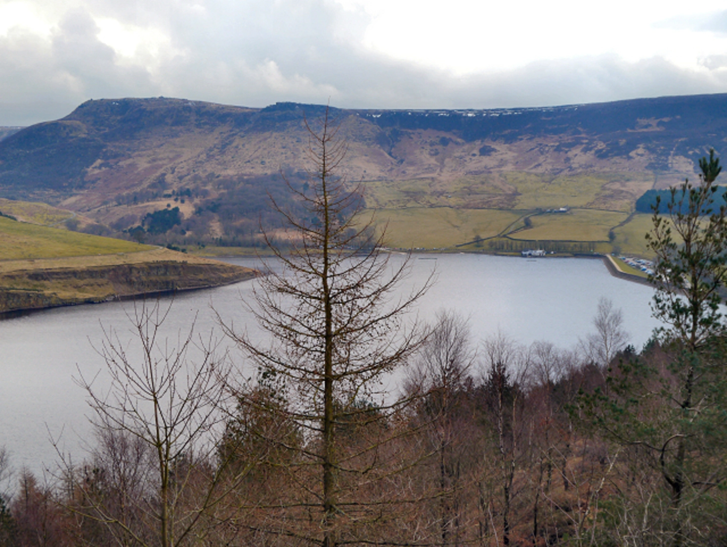 An image depicting the trail Dove Stone Reservoir and Chew Reservoir Loop and its surrounding area.