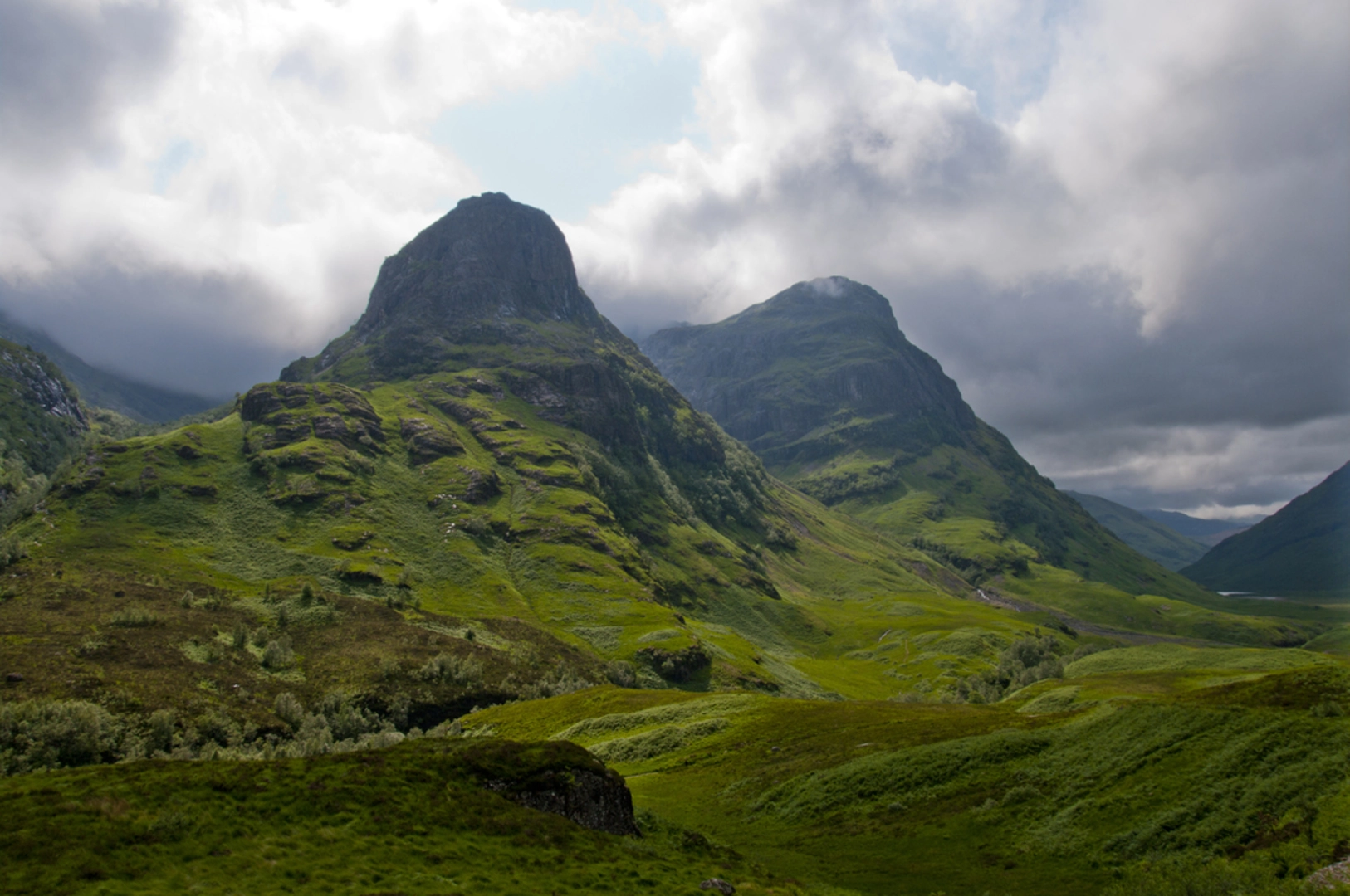 An image depicting the trail Bidean nam Bian via Stob Coirre Nan Lochan and its surrounding area.