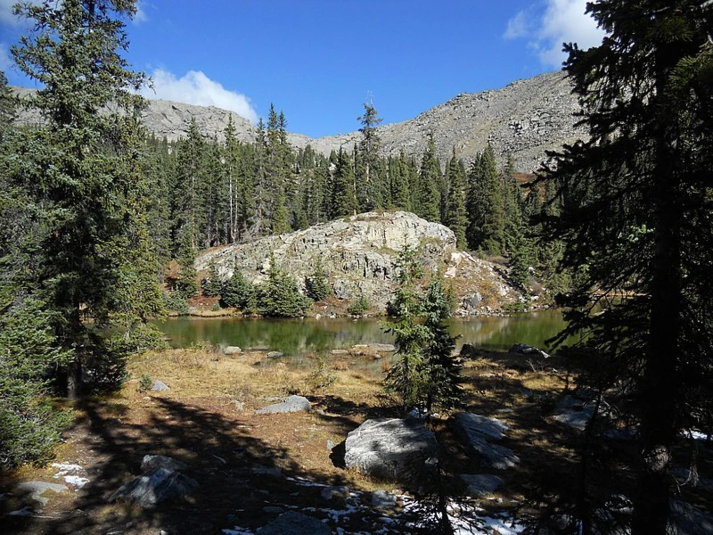 An image depicting the trail Fossil Ridge Trail and its surrounding area.