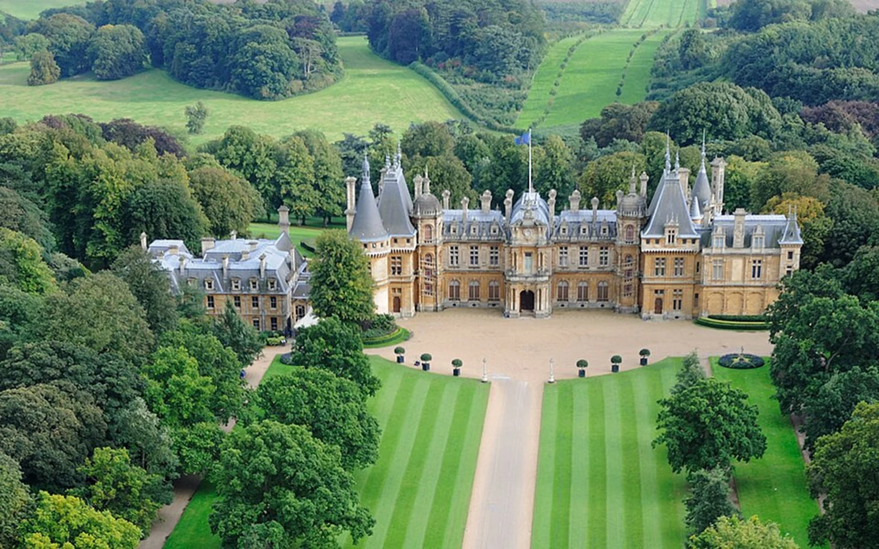 An image depicting the trail Waddesdon Manor Loop and its surrounding area.