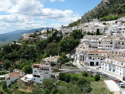 An image depicting the trail Mijas - Benalmadena and its surrounding area.