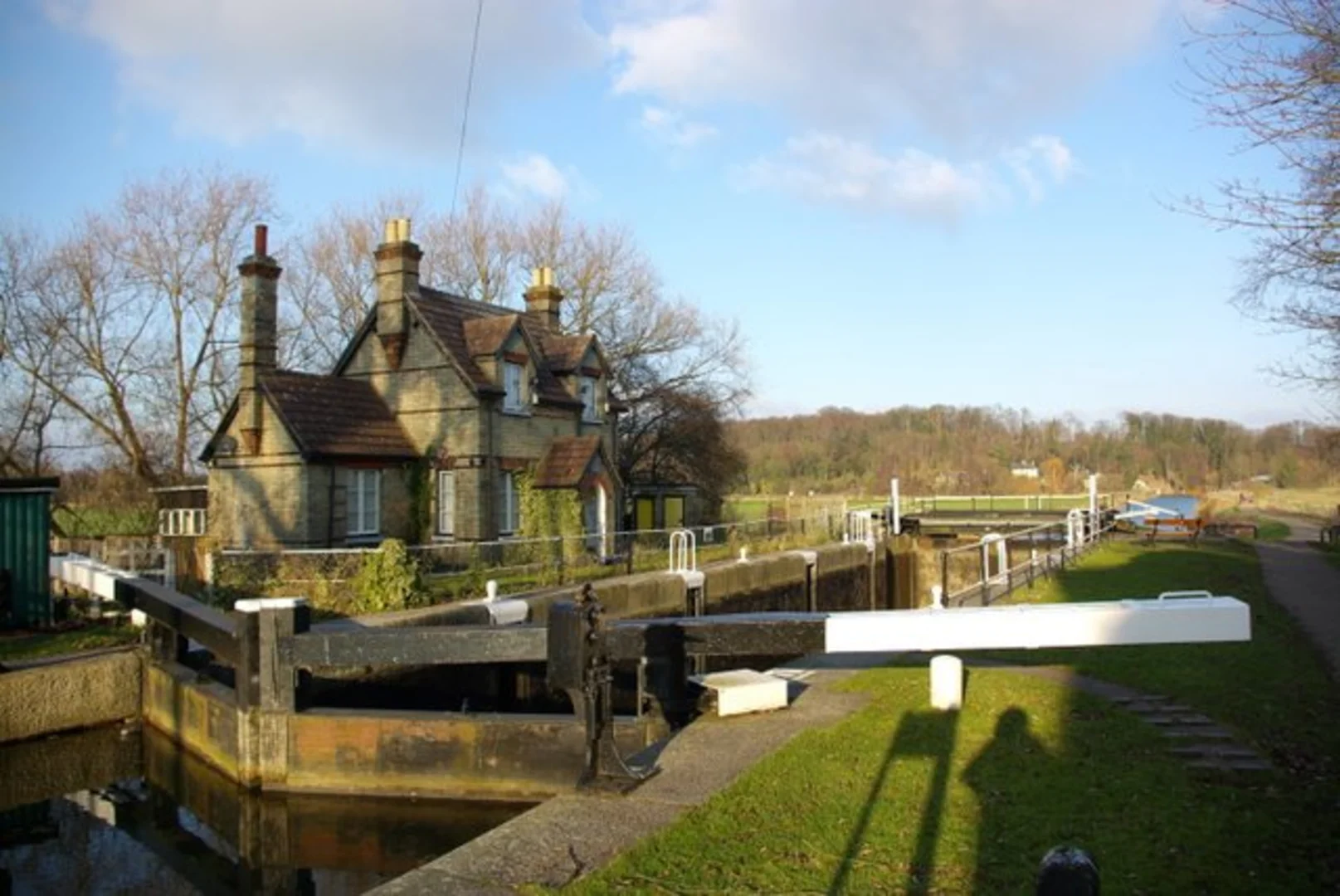 An image depicting the trail Hertford to Ware River and Canal Walk and its surrounding area.