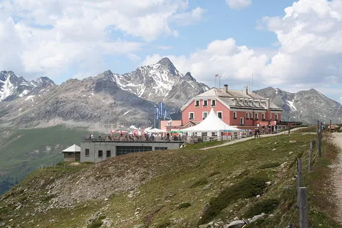 An image depicting the trail Muottas Muragl to Alp Languard and its surrounding area.