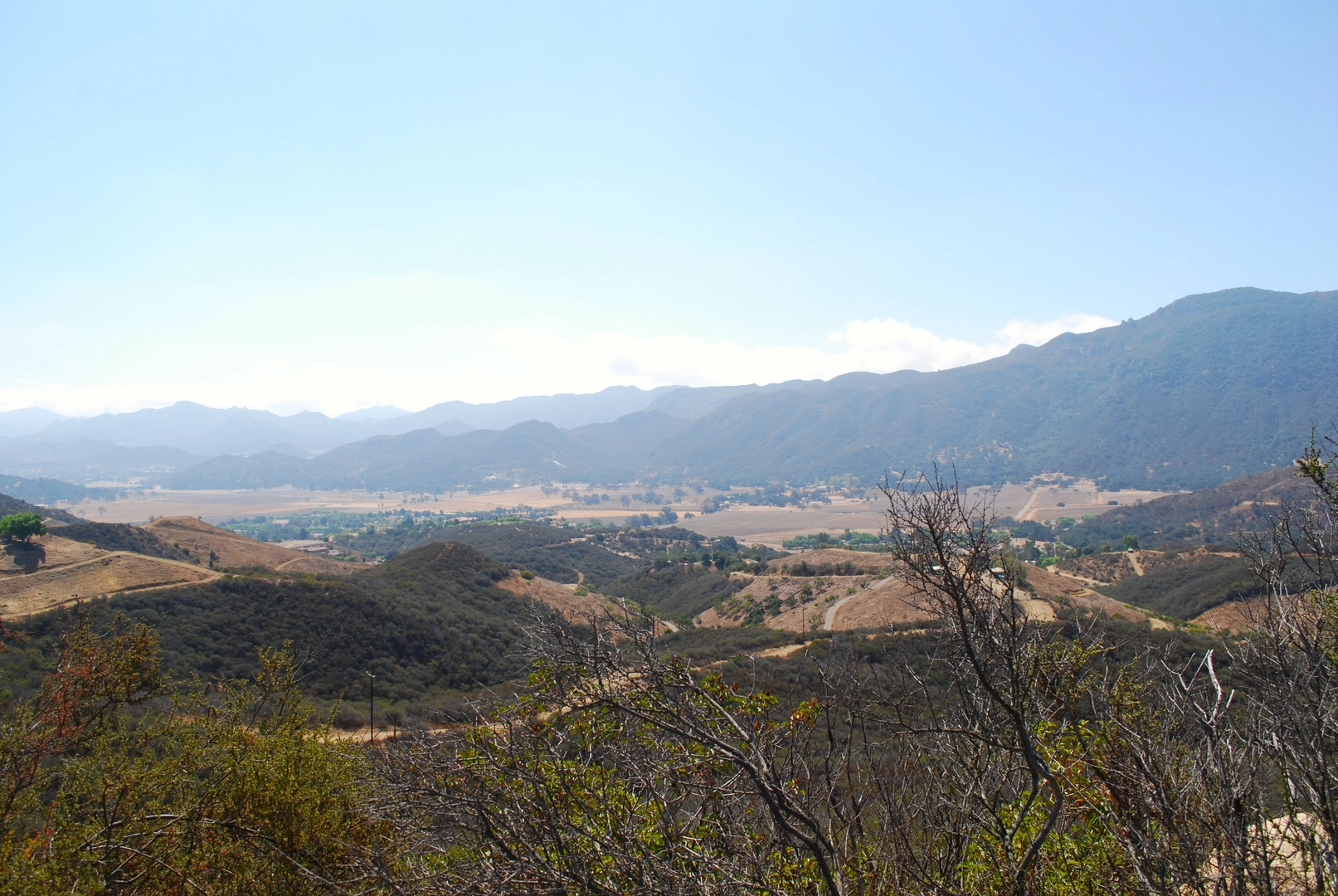 An image depicting the trail Los Robles Trail West - Potrero Road and its surrounding area.